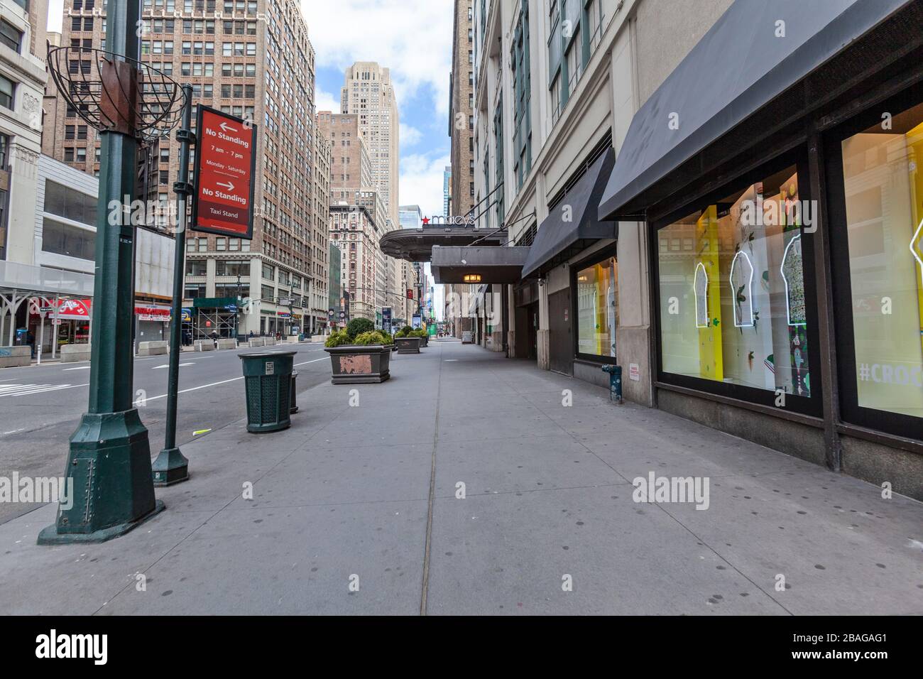Pocas personas caminan y pocos automóviles viajan en las calles vacías de la ciudad de Nueva York debido a COVID-19, Coronavirus. Foto de stock