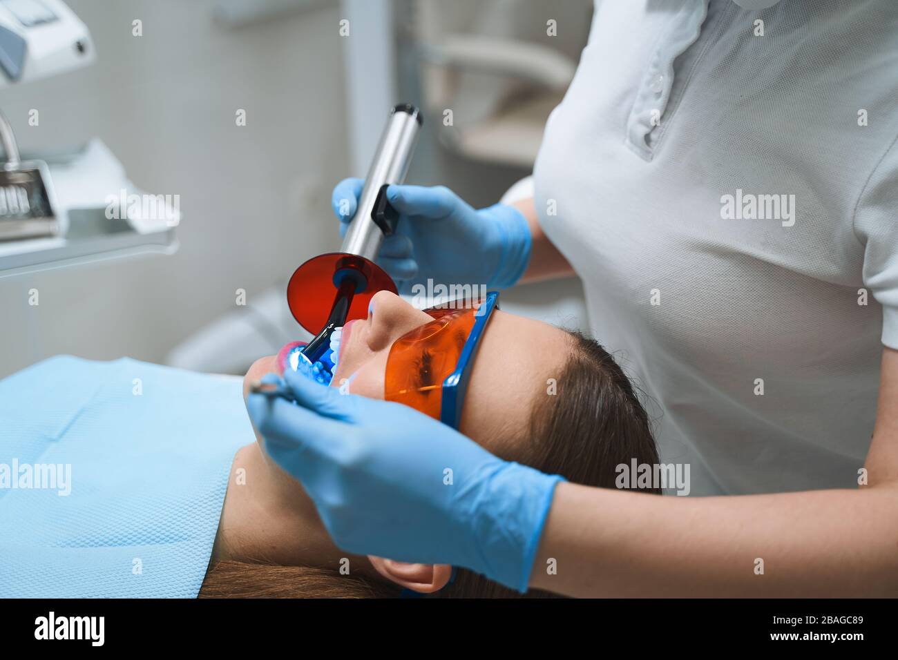 Dentista que da el canal raíz a la foto de stock del paciente