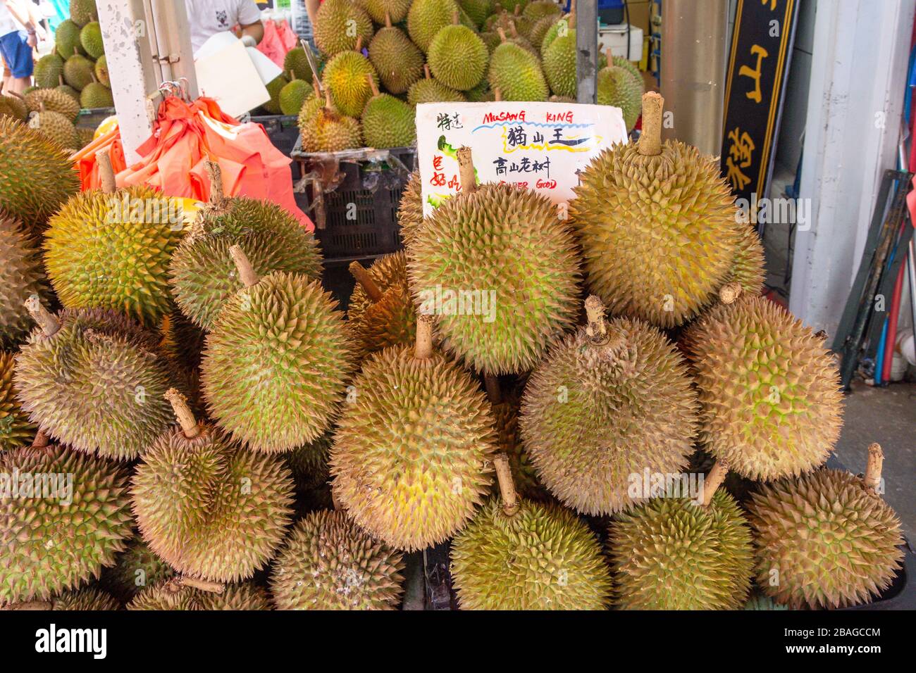 Fruta Durian en venta en stall, Temple Street, Chinatown, Área Central, República de Singapur Foto de stock