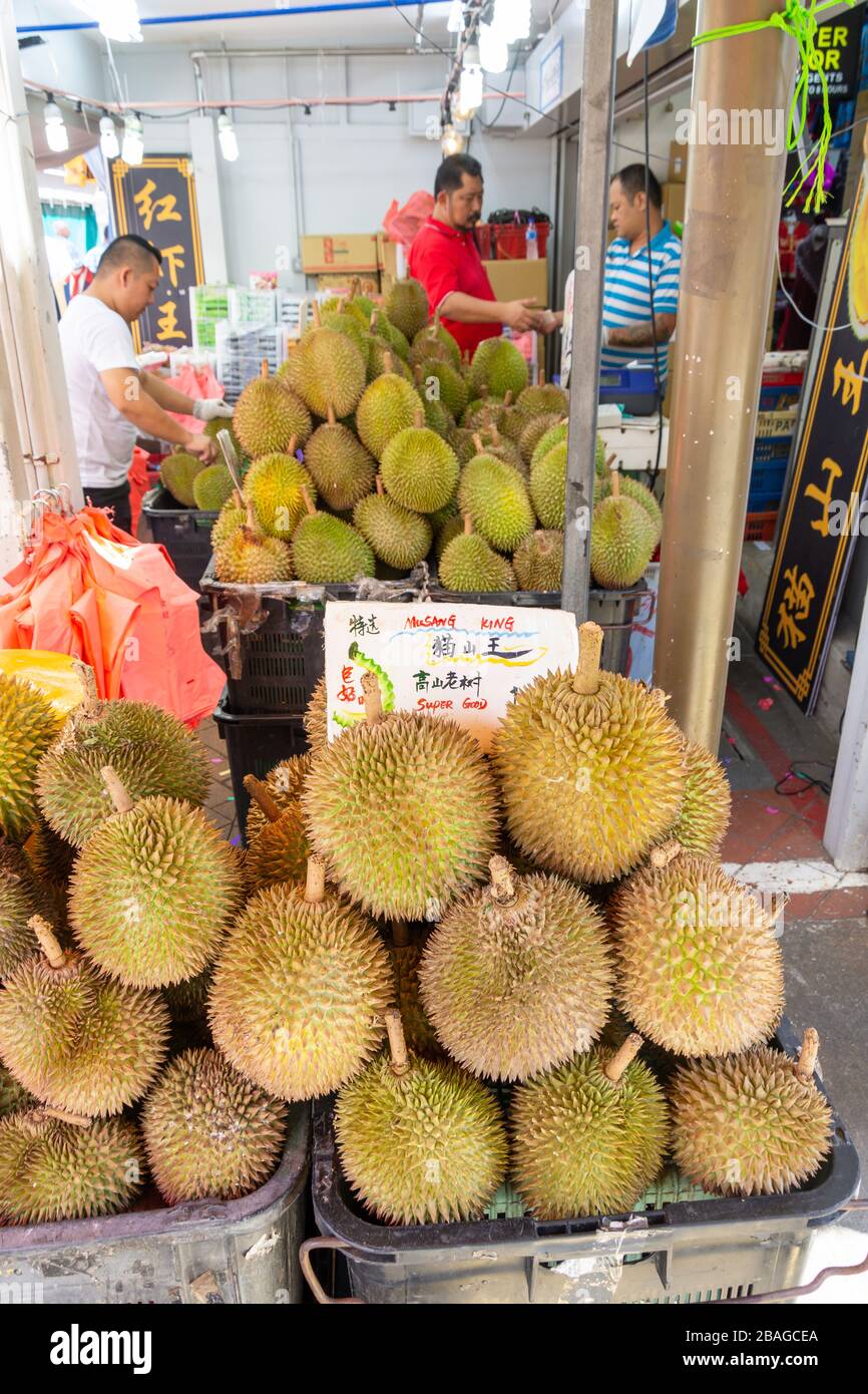 Fruta Durian en venta en stall, Temple Street, Chinatown, Área Central, República de Singapur Foto de stock