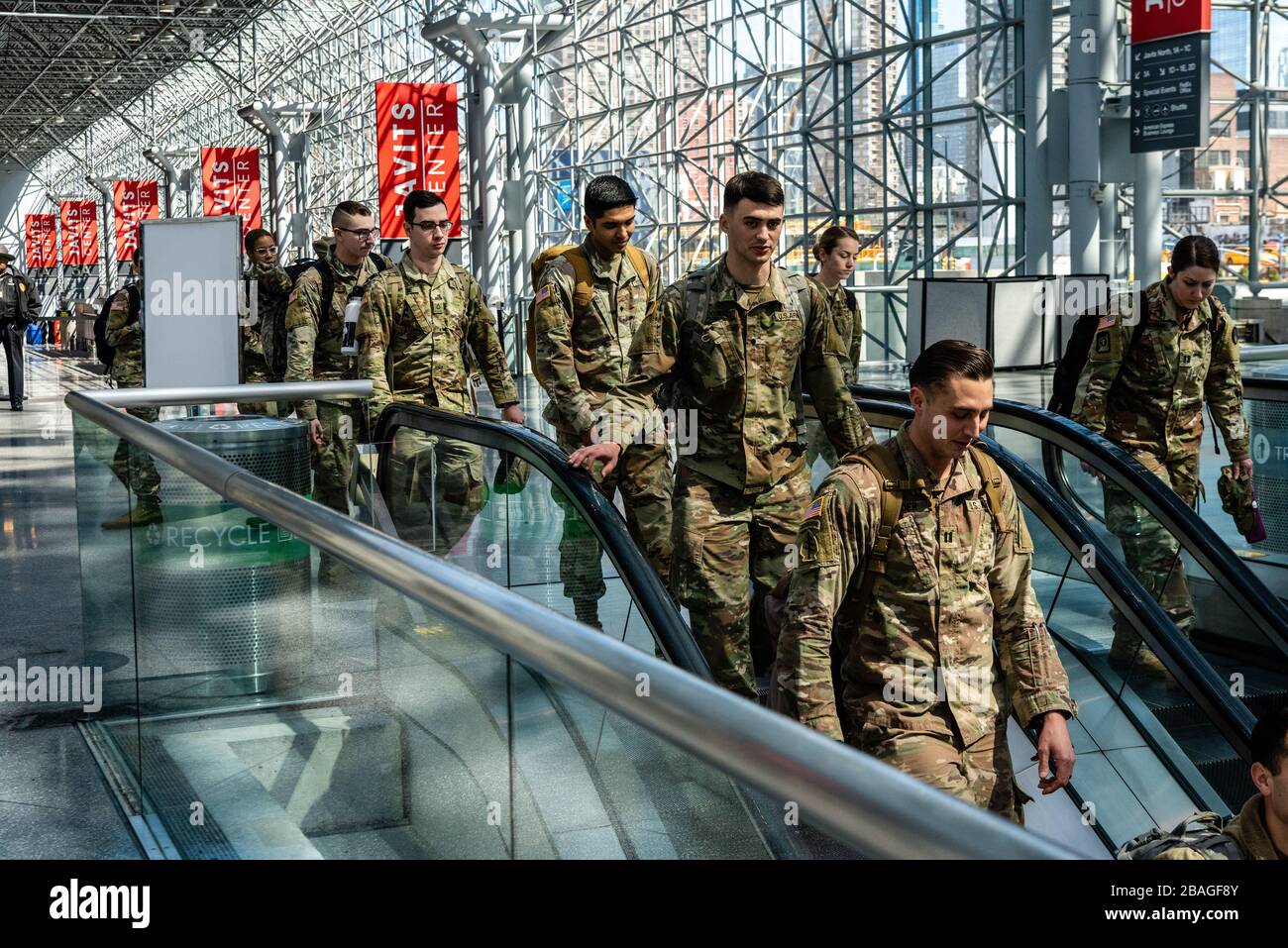 Los miembros de las Fuerzas Armadas de los Estados Unidos que han convertido el Centro Jacob K. Javits en una estación médica de 1,000 camas caminan a través del centro de convenciones el 27 de marzo de 2020, en la ciudad de Nueva York. (Foto de Gabriele Holtermann-Gorden/Sipa USA) crédito: SIPA USA/Alamy Live News Foto de stock