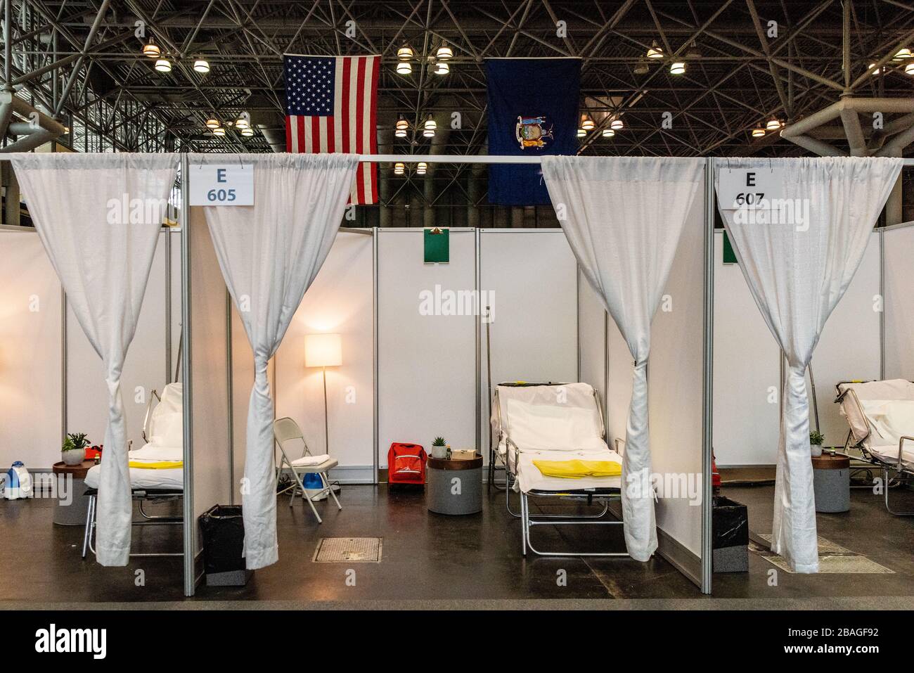 Una de las camas del hospital dentro del Centro Jacob K. Javits que ha sido convertido en una estación médica de 1,000 camas por los guardias nacionales el 27 de marzo de 2020, en la ciudad de Nueva York. (Foto de Gabriele Holtermann-Gorden/Sipa USA) crédito: SIPA USA/Alamy Live News Foto de stock