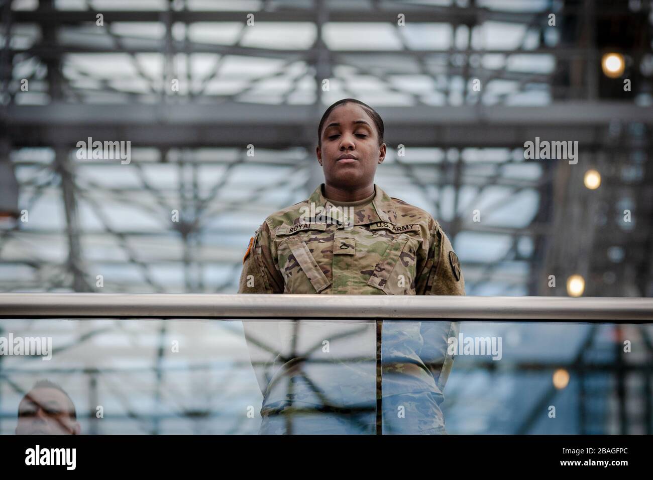 Miembros de las Fuerzas Armadas de los Estados Unidos que han convertido el Centro Jacob K. Javits en una estación médica de 1,000 camas en una conferencia de prensa con el Gobernador del Estado de Nueva York, Andrew Cuomo, el 27 de marzo de 2020, en la ciudad de Nueva York. (Foto de Gabriele Holtermann-Gorden/Sipa USA) crédito: SIPA USA/Alamy Live News Foto de stock