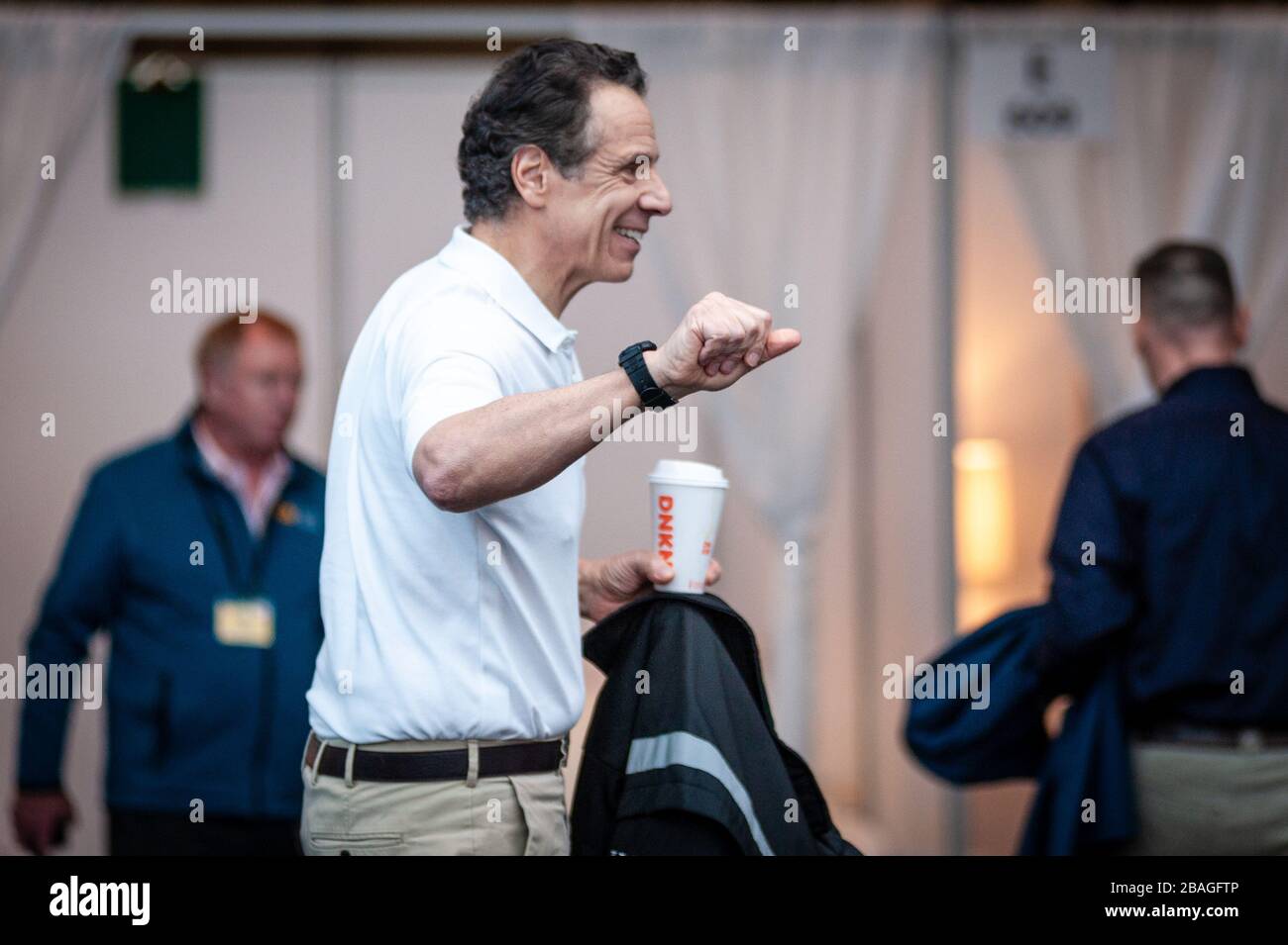 El Gobernador del Estado de Nueva York, Andrew Cuomo, proporciona una actualización de COVID-19 en una conferencia de prensa en el Centro Jacob K. Javits, que ha sido convertido en una estación médica de 1,000 camas por los guardias nacionales, el 27 de marzo de 2020, en la ciudad de Nueva York. (Foto de Gabriele Holtermann-Gorden/Sipa USA) crédito: SIPA USA/Alamy Live News Foto de stock