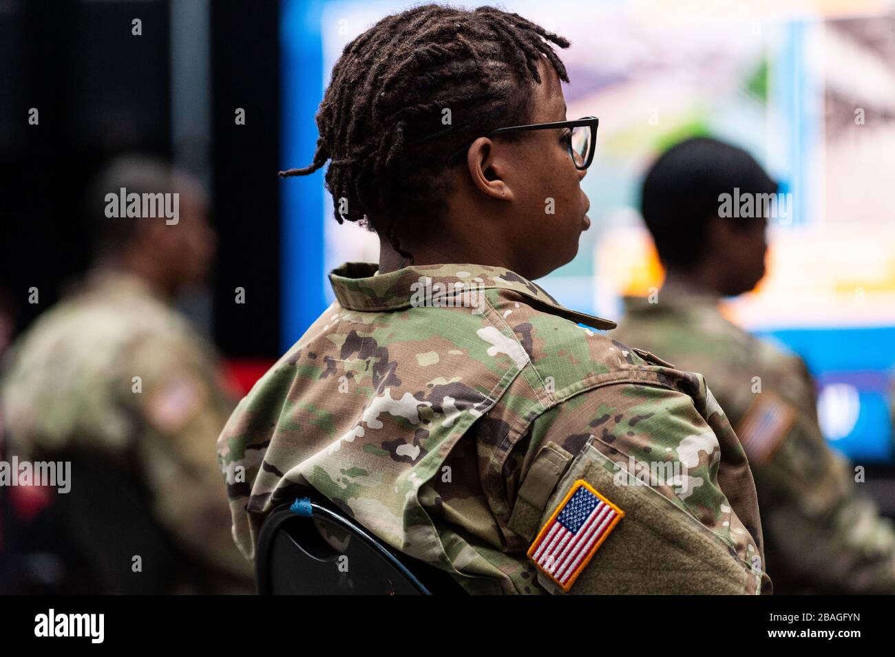 Miembros de las Fuerzas Armadas de los Estados Unidos que han convertido el Centro Jacob K. Javits en una estación médica de 1,000 camas en una conferencia de prensa con el Gobernador del Estado de Nueva York, Andrew Cuomo, el 27 de marzo de 2020, en la ciudad de Nueva York. (Foto de Gabriele Holtermann-Gorden/Sipa USA) crédito: SIPA USA/Alamy Live News Foto de stock