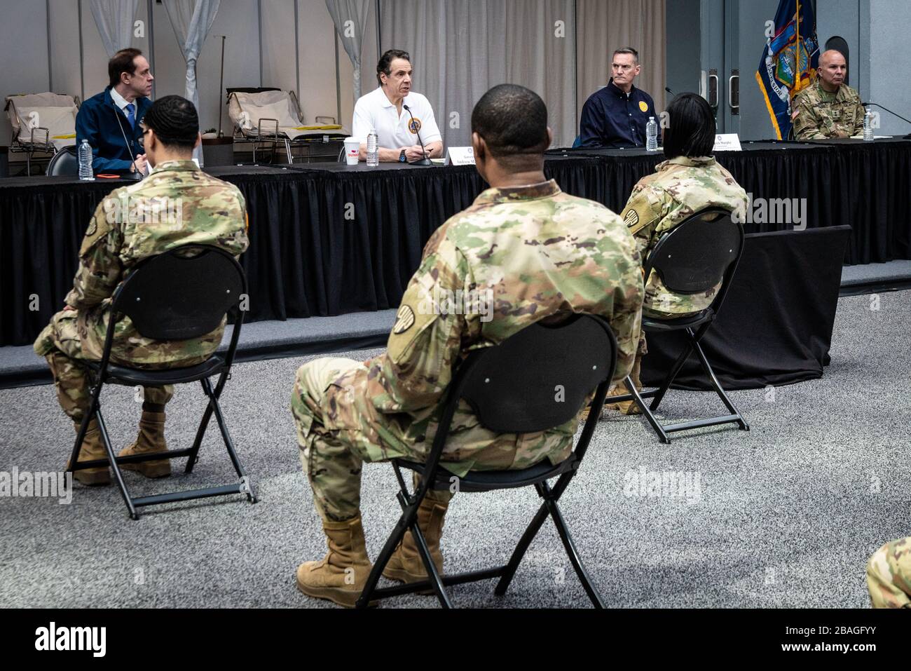 Miembros de las Fuerzas Armadas de los Estados Unidos que han convertido el Centro Jacob K. Javits en una estación médica de 1,000 camas en una conferencia de prensa con el Gobernador del Estado de Nueva York, Andrew Cuomo, el 27 de marzo de 2020, en la ciudad de Nueva York. (Foto de Gabriele Holtermann-Gorden/Sipa USA) crédito: SIPA USA/Alamy Live News Foto de stock