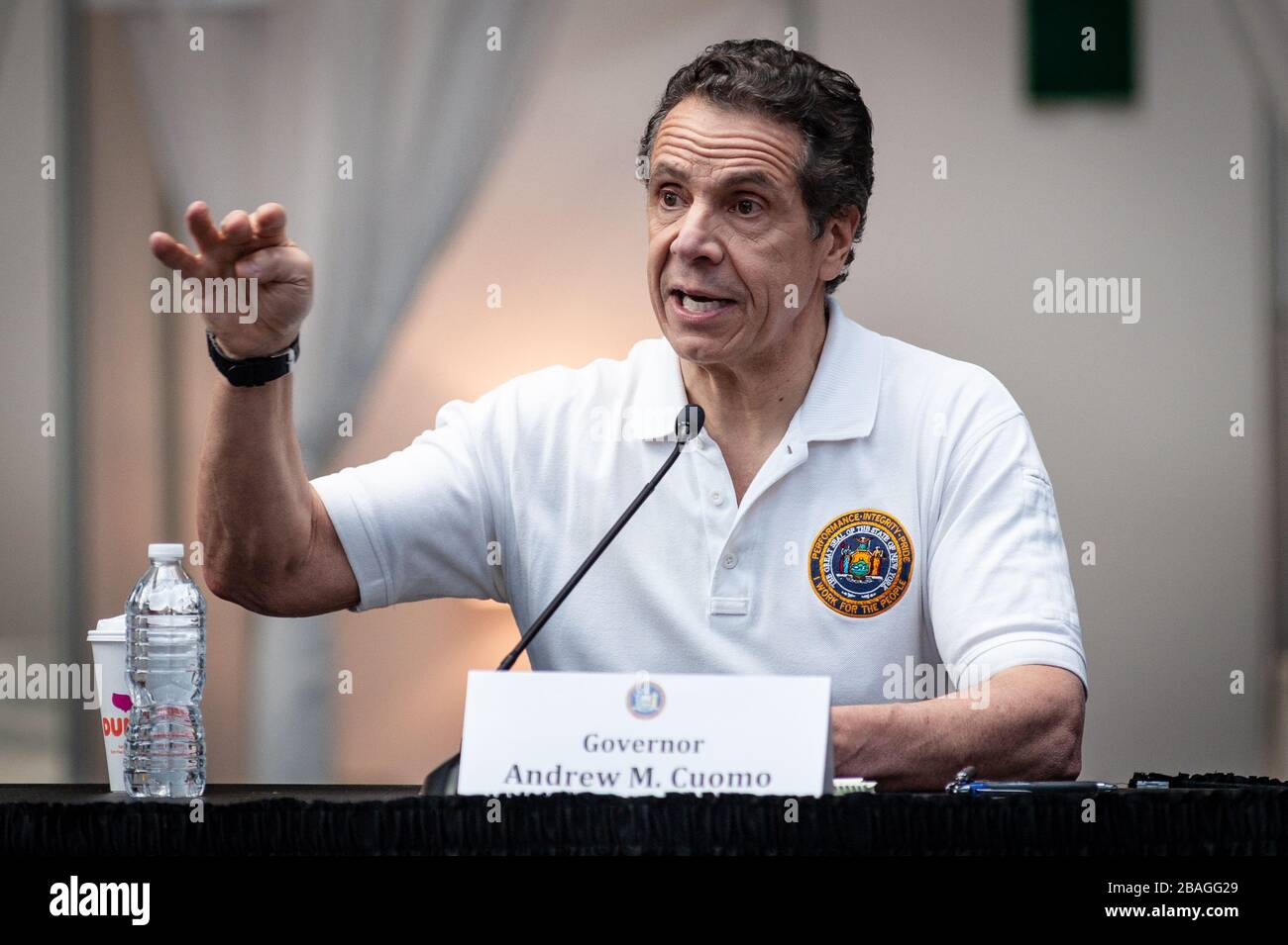 El Gobernador del Estado de Nueva York, Andrew Cuomo, proporciona una actualización de COVID-19 en una conferencia de prensa en el Centro Jacob K. Javits, que ha sido convertido en una estación médica de 1,000 camas por los guardias nacionales, el 27 de marzo de 2020, en la ciudad de Nueva York. (Foto de Gabriele Holtermann-Gorden/Sipa USA) crédito: SIPA USA/Alamy Live News Foto de stock