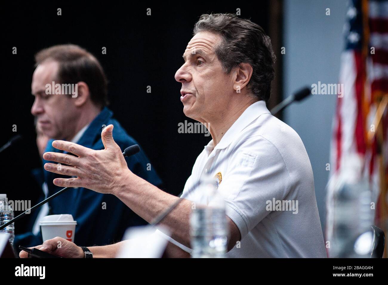 El Gobernador del Estado de Nueva York, Andrew Cuomo, proporciona una actualización de COVID-19 en una conferencia de prensa en el Centro Jacob K. Javits, que ha sido convertido en una estación médica de 1,000 camas por los guardias nacionales, el 27 de marzo de 2020, en la ciudad de Nueva York. (Foto de Gabriele Holtermann-Gorden/Sipa USA) crédito: SIPA USA/Alamy Live News Foto de stock