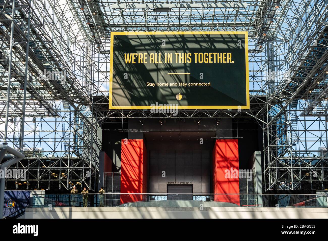 Una cartelera dentro del Centro Jacob K. Javits de Nueva York, que ha sido convertido en una estación médica de 1,000 camas por los guardias nacionales, recuerda a los neoyorquinos a permanecer en casa y conectado durante la pandemia COVID-19 el 27 de marzo de 2020, en la ciudad de Nueva York. (Foto de Gabriele Holtermann-Gorden/Sipa USA) crédito: SIPA USA/Alamy Live News Foto de stock