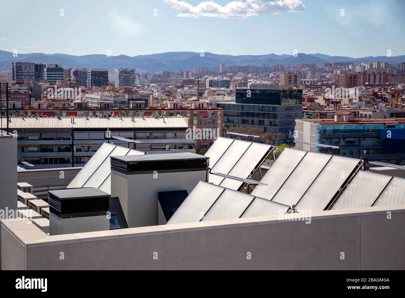 Renovable, energía solar alternativa, fotocélula - paneles solares en el techo del edificio. Foto de stock