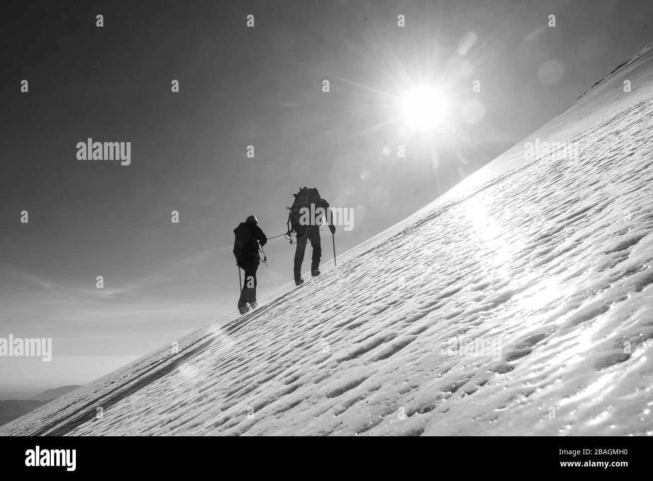 Una pareja escalando el glaciar del Pico de Orizaba en México Foto de stock