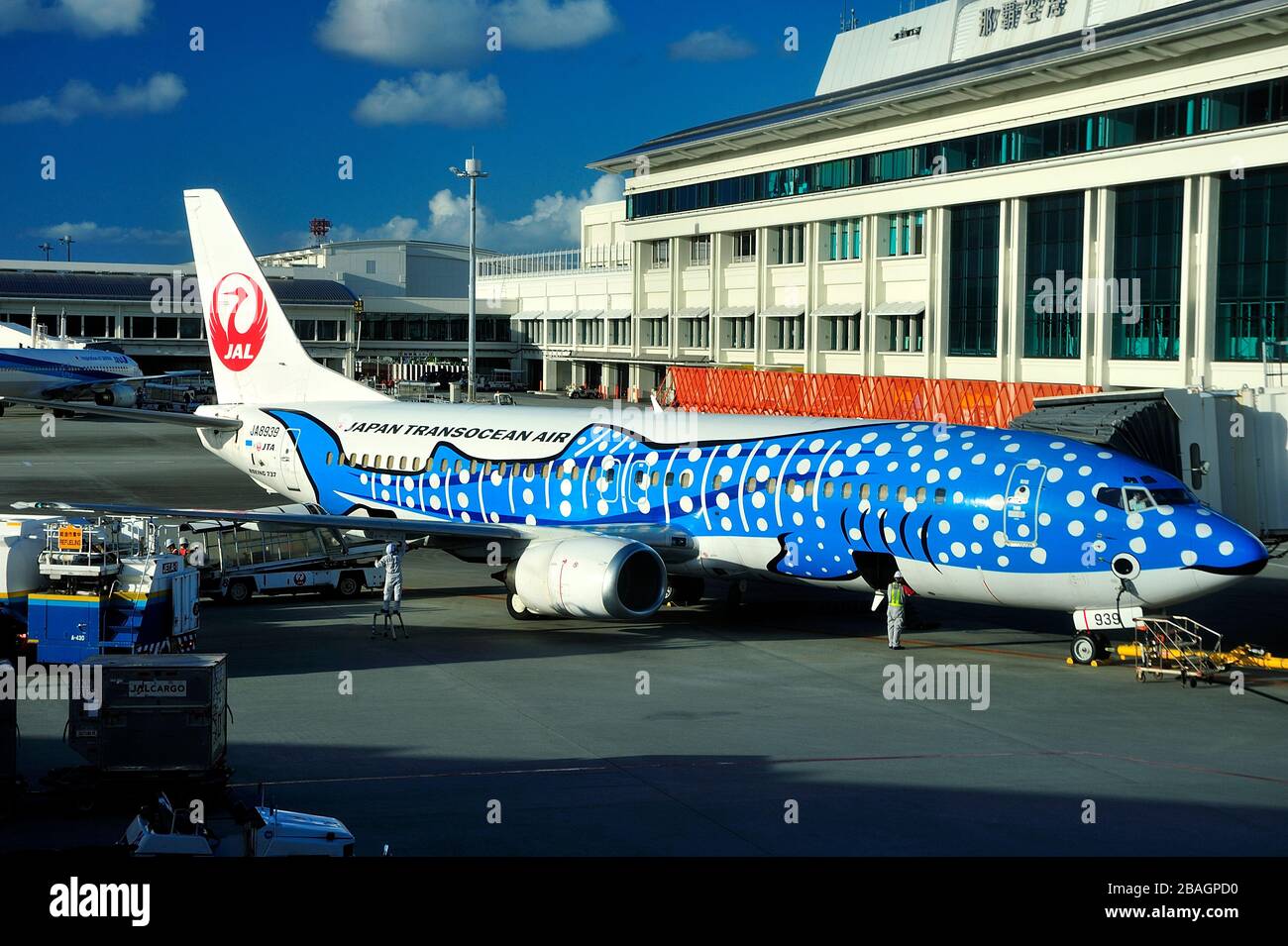 Blue Whaleshark, Boeing B-737/400, JA8939, Japan Transoean Airline, JTA, Naha Airport, Okinawa, Islas Ryukyu, Japón Foto de stock