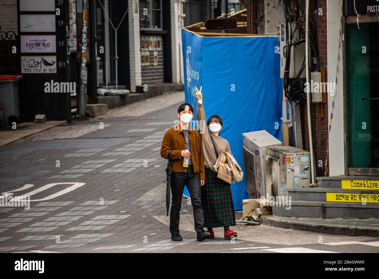 Atractiva pareja joven que lleva máscaras durante la pandemia de Coronavirus, Seúl, Corea Foto de stock
