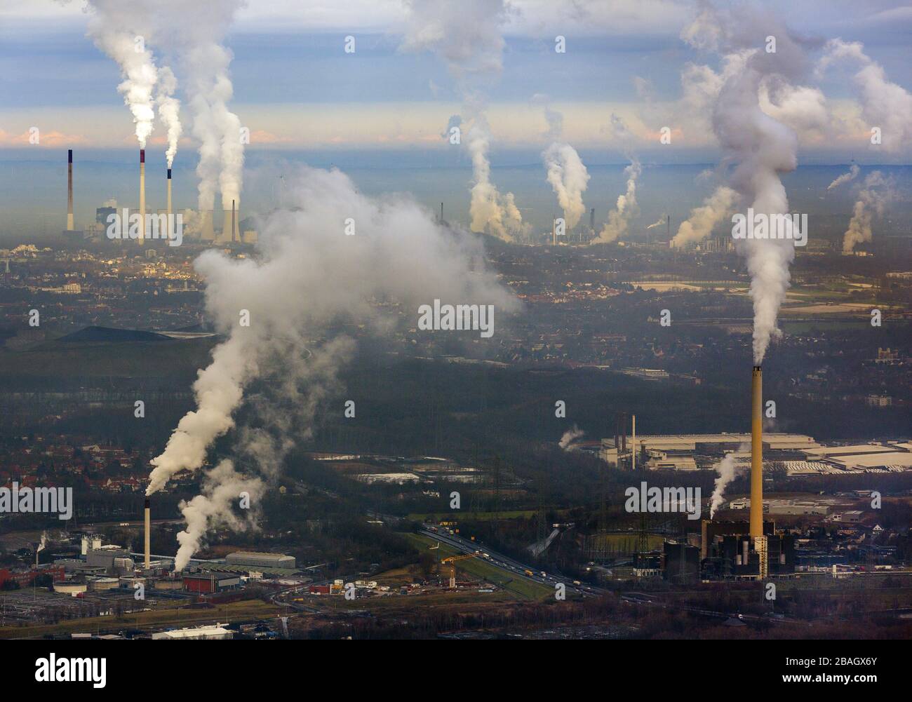 Gases de escape de chimeneas de humo de áreas industriales en Essen, 04.02.2015, vista aérea, Alemania, Renania del Norte-Westfalia, zona de Ruhr, Essen Foto de stock