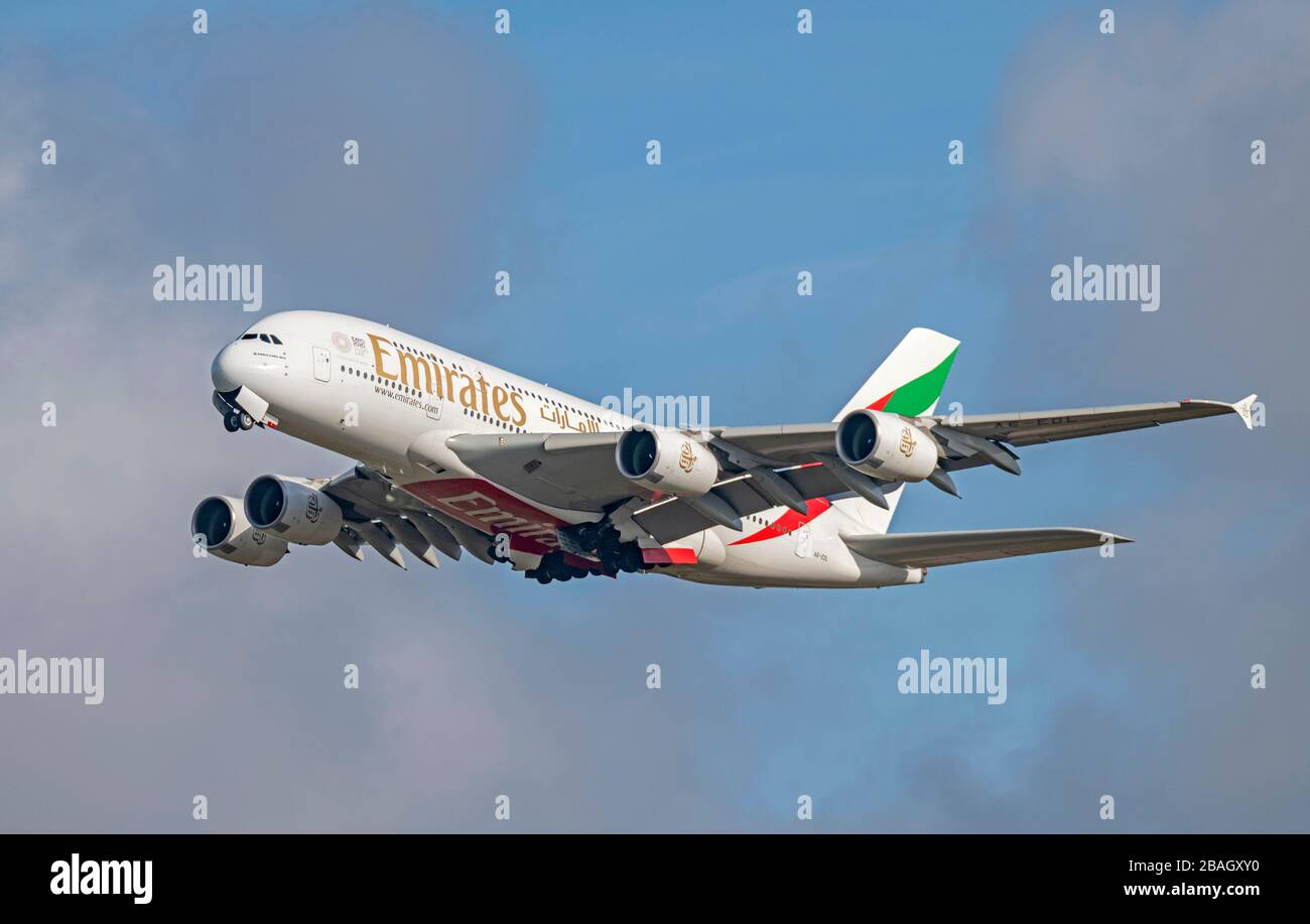 Emiratos Airbus A380 A6-EDL con salida desde el aeropuerto de Manchester Foto de stock