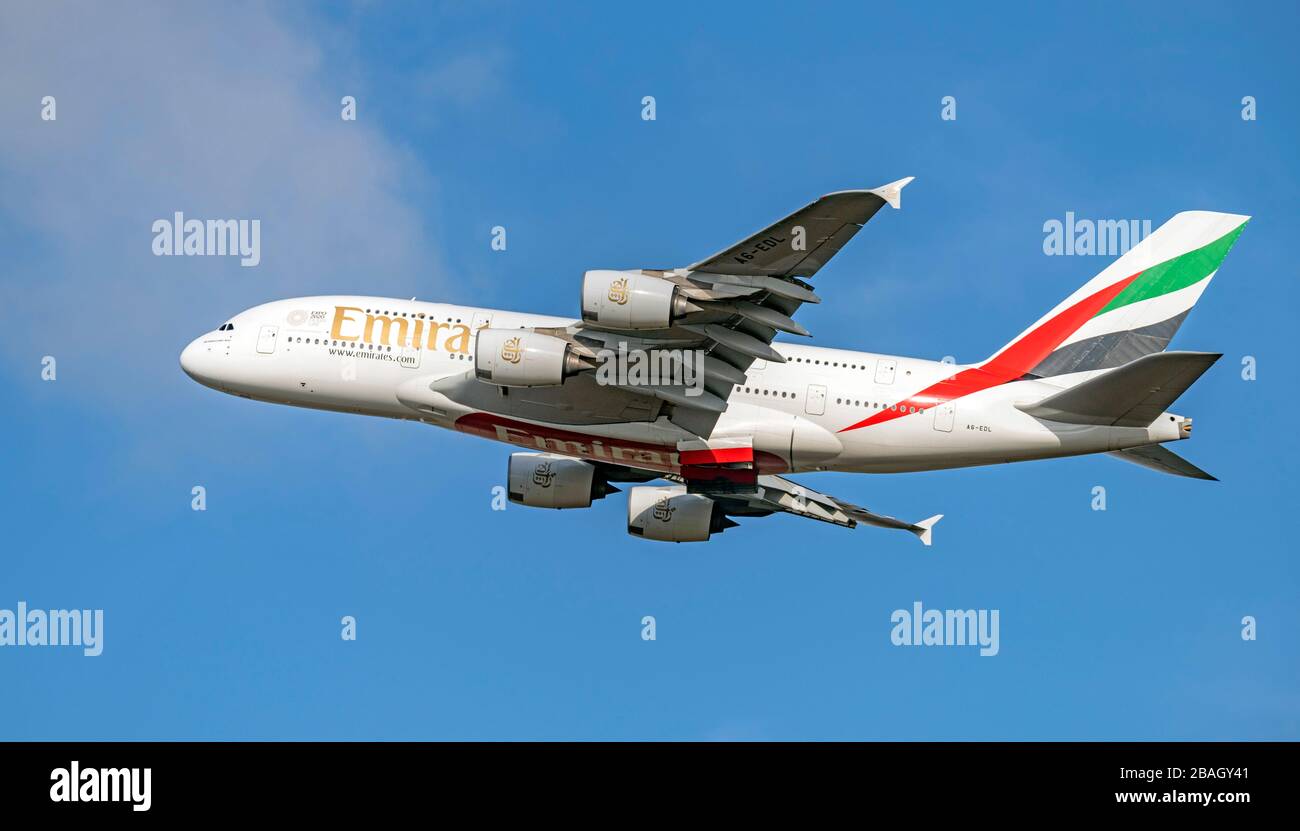 Emiratos Airbus A380 A6-EDL con salida desde el aeropuerto de Manchester Foto de stock