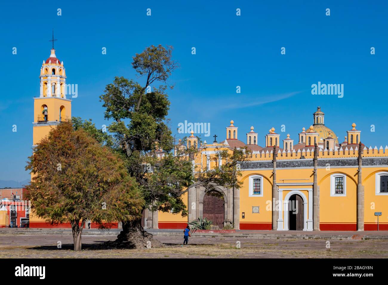 Vista exterior soleada de Capilla Real o de Naturales en Puebla, México Foto de stock