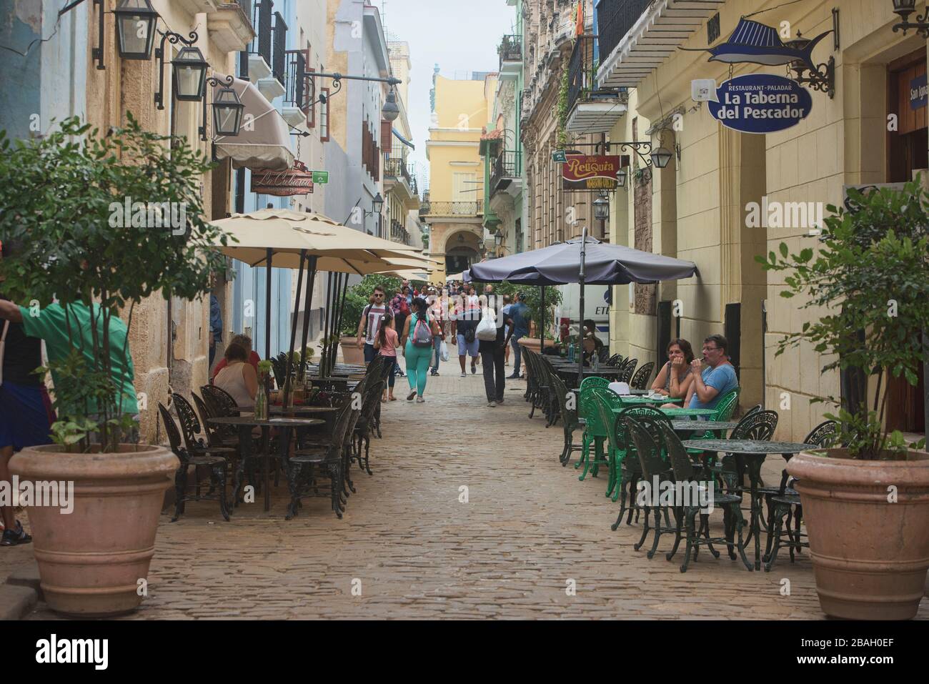 Las cautivadoras calles de la Habana Vieja, la Habana, Cuba Foto de stock