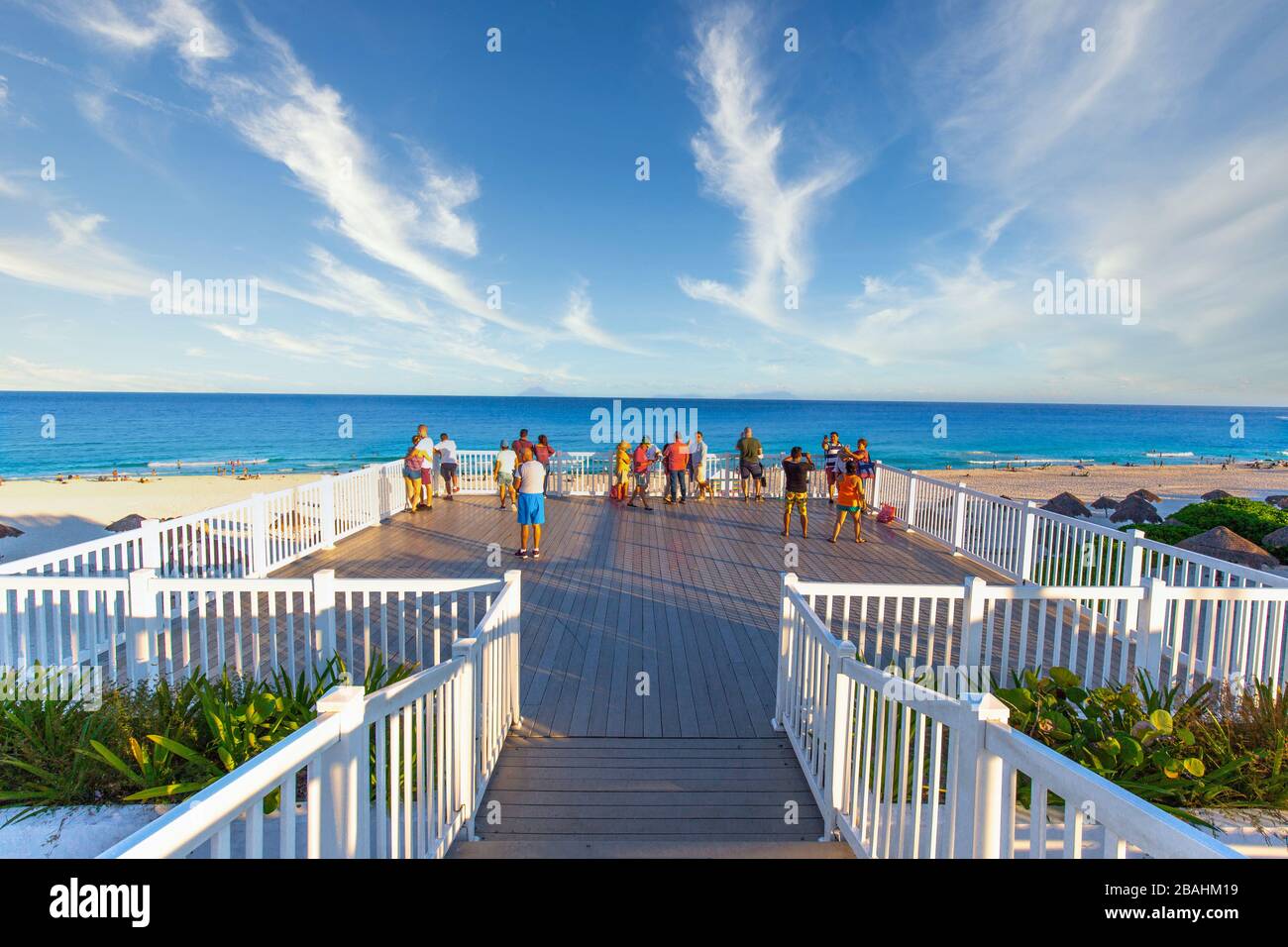 Cancún, México - 20 de marzo de 2020: Playa Delfines (Dolphin Beach)  apodada el Mirador (The Lookout) – una de las playas públicas más  pintorescas de la Riviera Fotografía de stock - Alamy