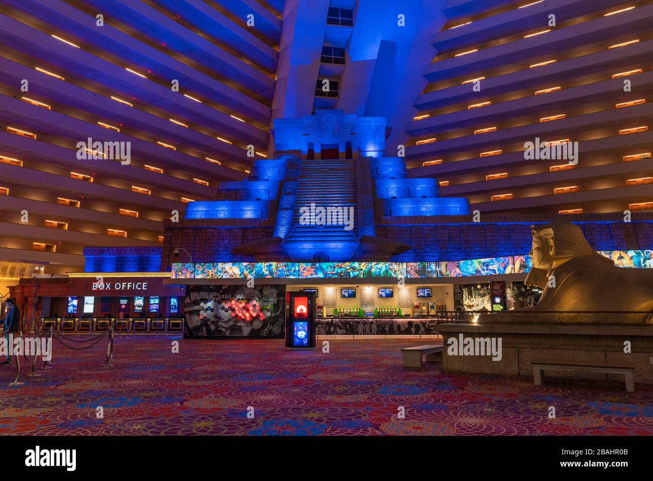 Interior de la Pirámide de Luxor a lo largo del Strip en las Vegas, Nevada, Estados Unidos. Foto de stock