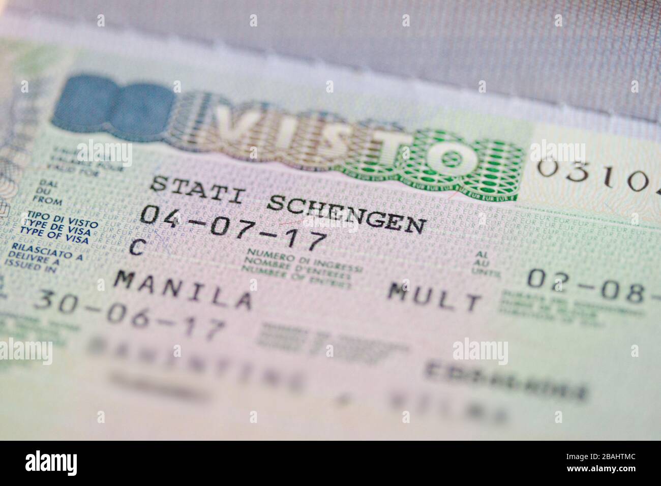 Un sello de autorización de Visa Shengen dentro de un pasaporte filipino  Fotografía de stock - Alamy