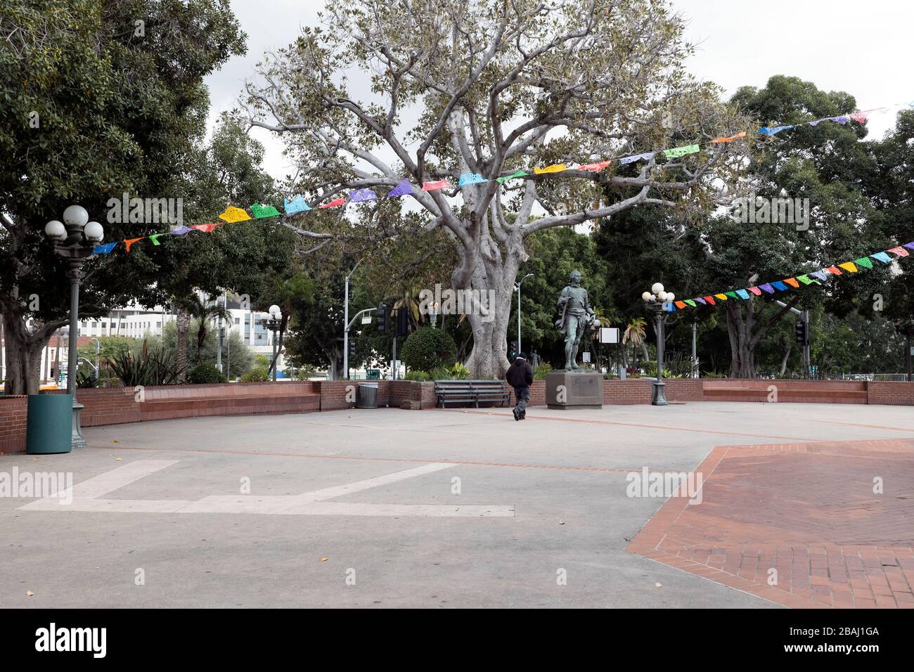 LOS ANGELES, CA/USA - 19 DE MARZO de 2020: la plaza en la histórica calle Olvera está desierta excepto por un hombre sin hogar antes de la cuarentena estatal Foto de stock