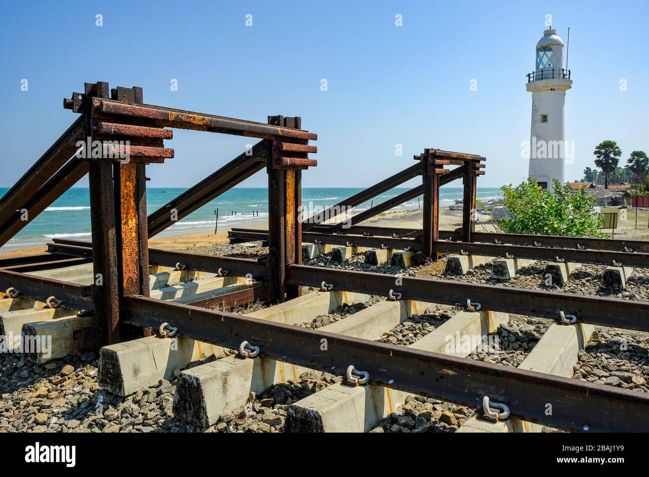 Talaimannar, Sri Lanka - 2020 de febrero: Fin de la línea ferroviaria en la playa de Talaimannar, junto al faro, el 26 de febrero de 2020 en Talaimannar. Foto de stock