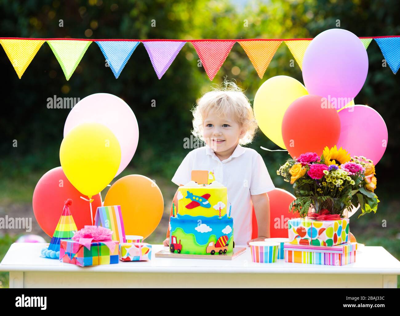 Fiesta de cumpleaños del tema del avión fotografías e imágenes de alta  resolución - Alamy
