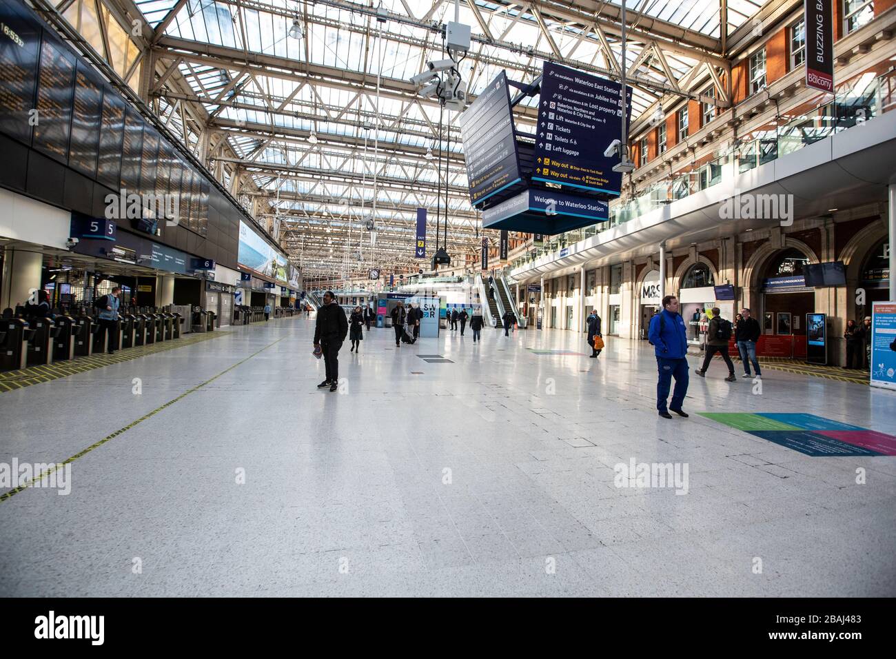 Una estación vacía de Waterloo como trabajadores y trabajadores están prohibidos de viajar a la capital debido a la pandemia de Coronavirus en la capital, Reino Unido Foto de stock