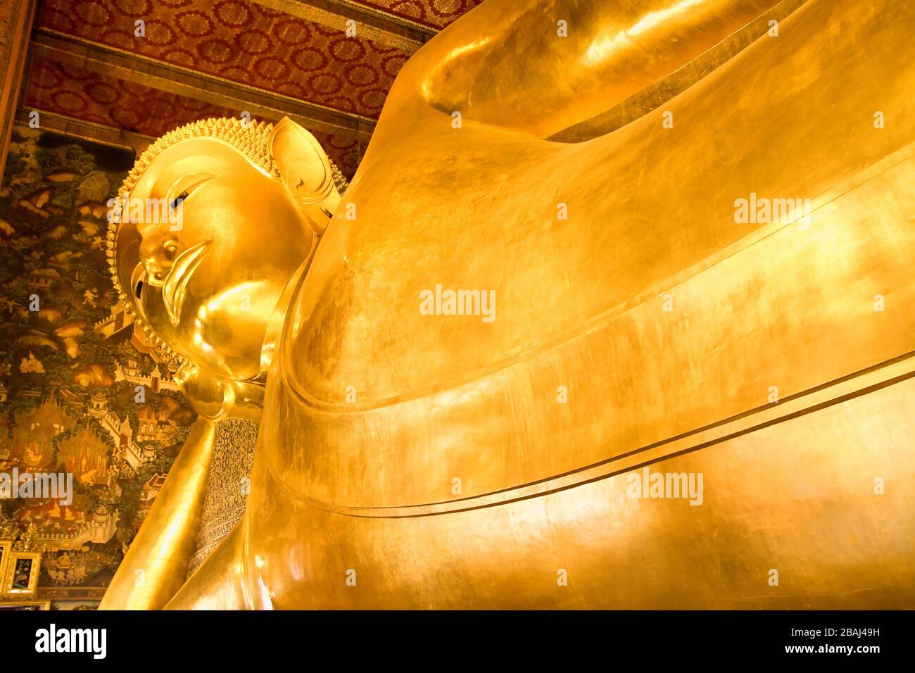 Buda reclinado estatua de oro. Wat Pho, en Bangkok, Tailandia Foto de stock