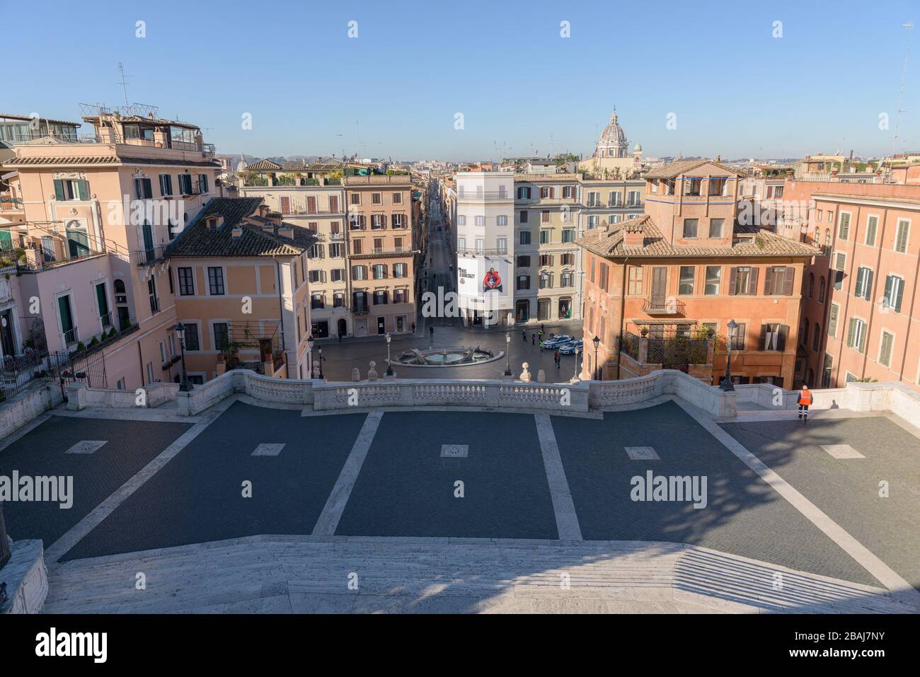 ROMA, ITALIA - 12 de marzo de 2020: Un limpiador de calles sube por la popular escalinata española, abandonado hoy, una vista rara en Roma, Italia. El gobierno italiano Foto de stock