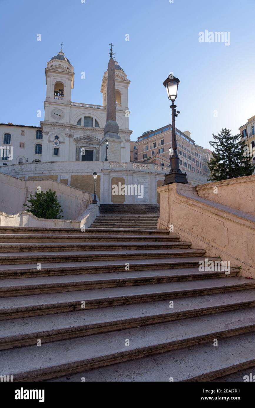ROMA, ITALIA - 12 de marzo de 2020: Los populares escalones españoles están abandonados, una vista rara en Roma, Italia. Hoy, el gobierno italiano decretó una l nacional Foto de stock