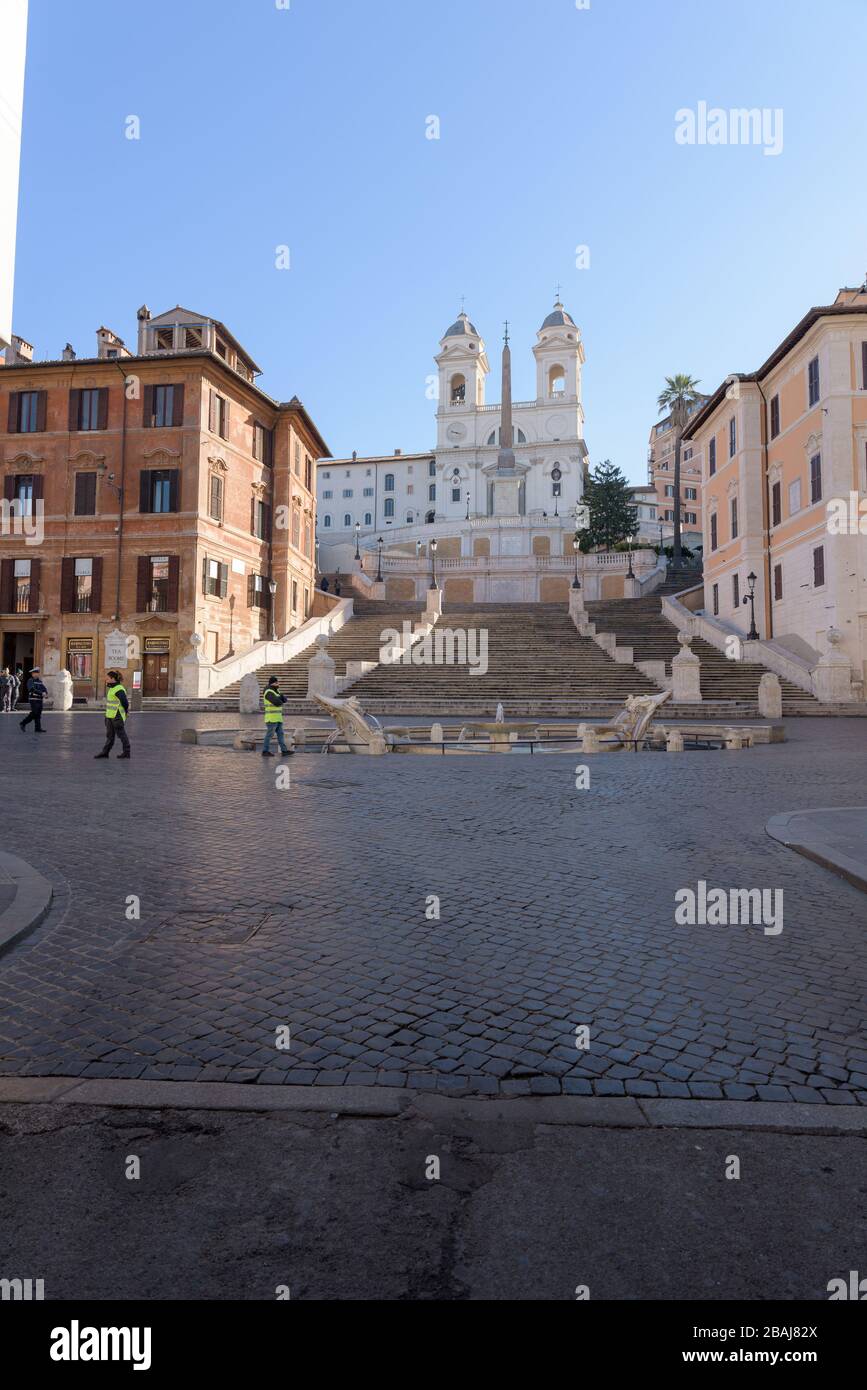 ROMA, ITALIA - 12 de marzo de 2020: La policía aplica las medidas de confinamiento en la escalinata Española, Roma, Italia. Hoy, el gobierno italiano decretó una nación Foto de stock