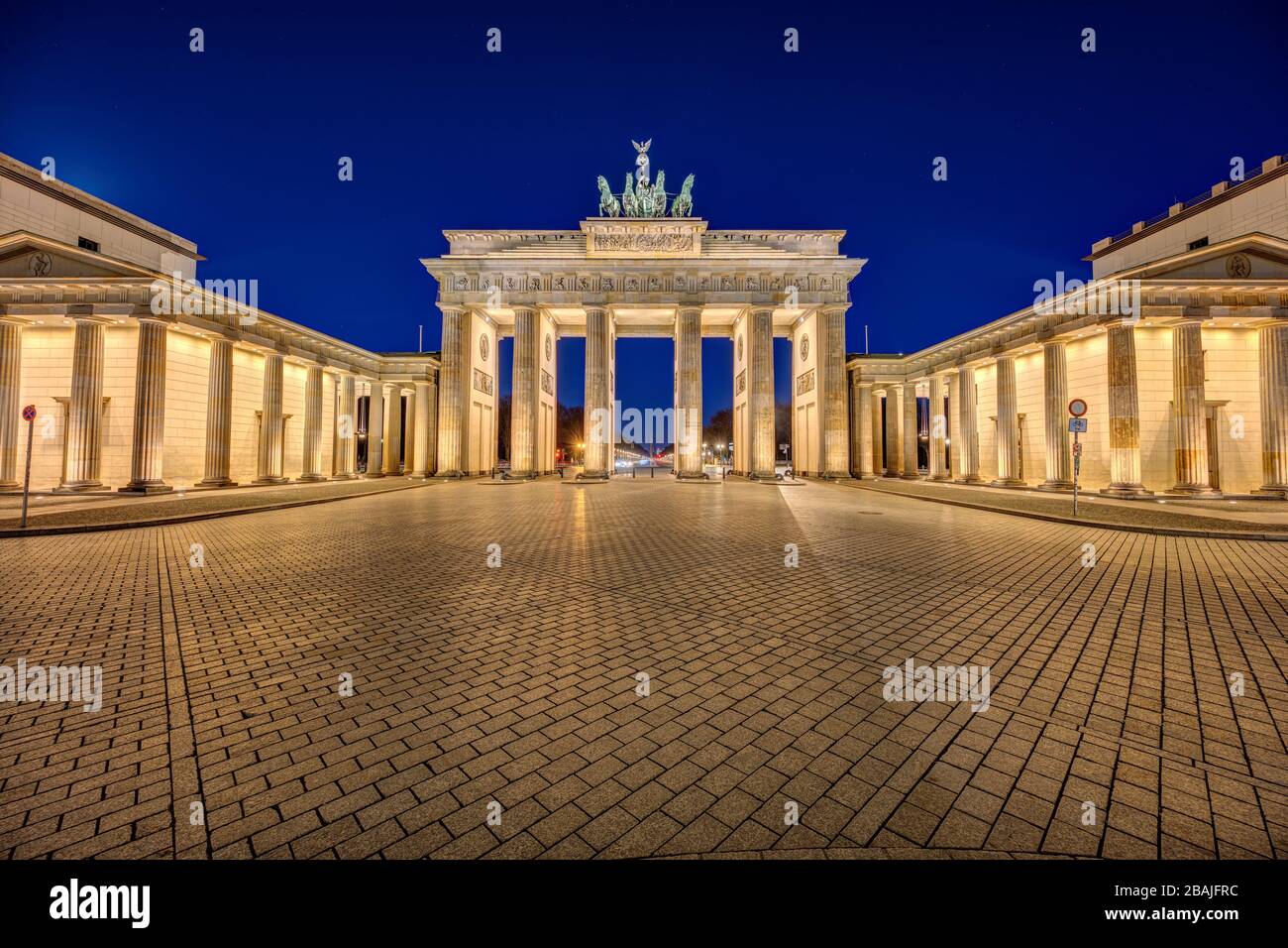 El Brandenburger Tor iluminado en Berlín por la noche Foto de stock