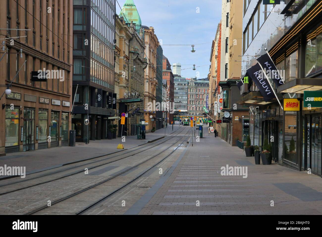 Helsinki, Finlandia. 28 de marzo de 2020. Aleksanterinkatu, una de las calles comerciales más concurridas de Helsinki, es muy tranquila debido a la pandemia del coronavirus. Foto de stock