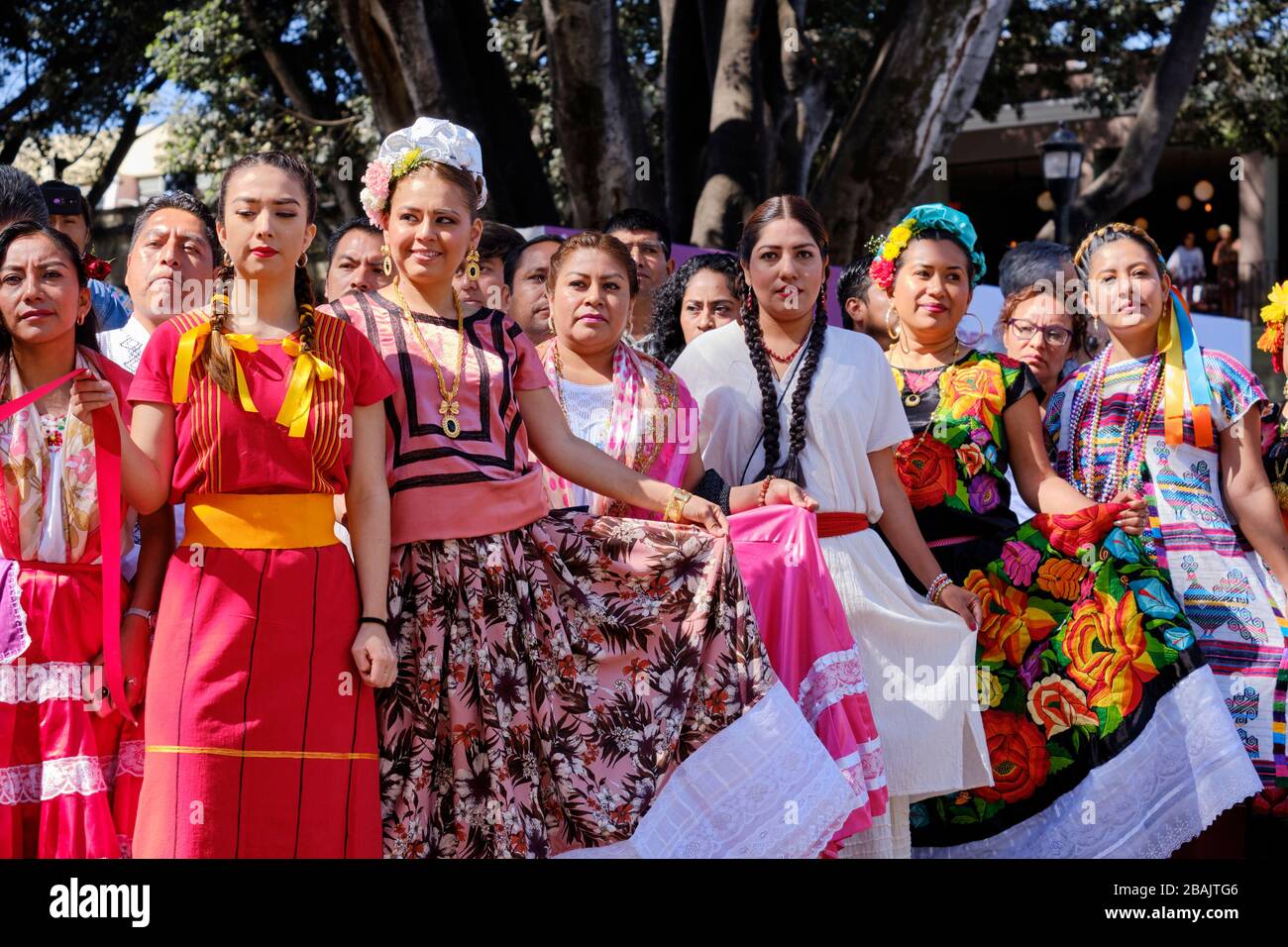 Mujeres en diversos vestidos regionales tradicionales en el día  Internacional de las Lenguas Indígenas. Oaxaca México Fotografía de stock -  Alamy