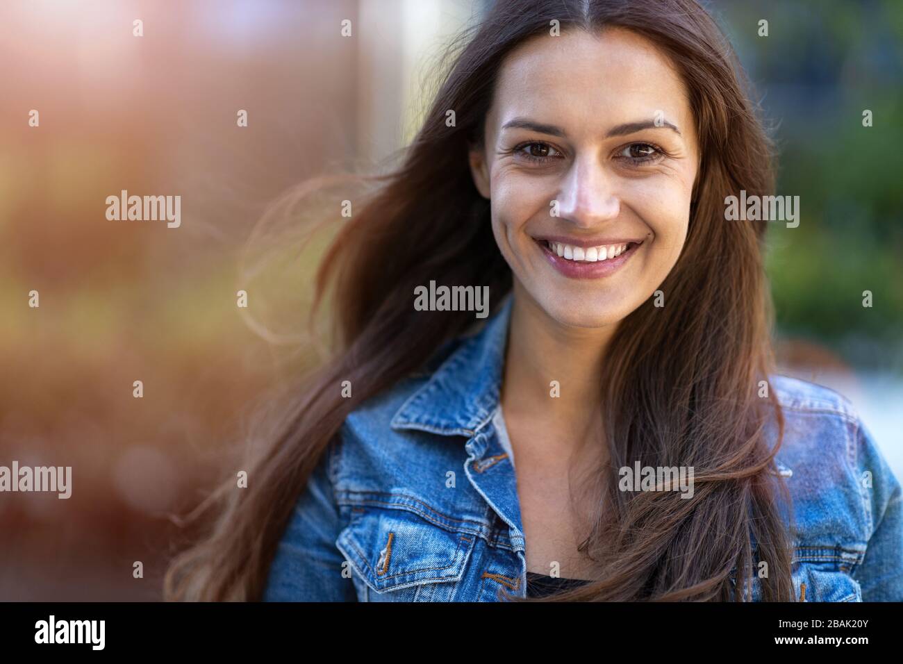 Retrato de una mujer joven en el área urbana Foto de stock