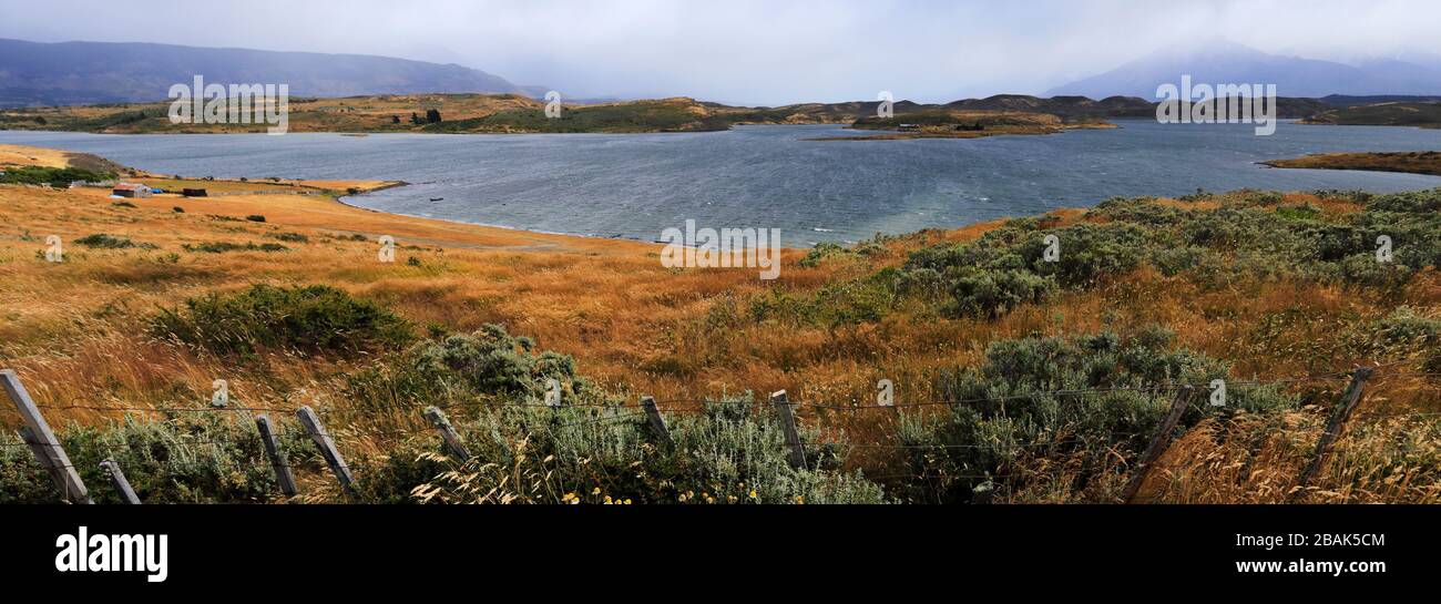 Vista sobre el pueblo de Puerto Prat, cerca de la ciudad de Puerto Natales,  Patagonia, Chile, Sudamérica Fotografía de stock - Alamy