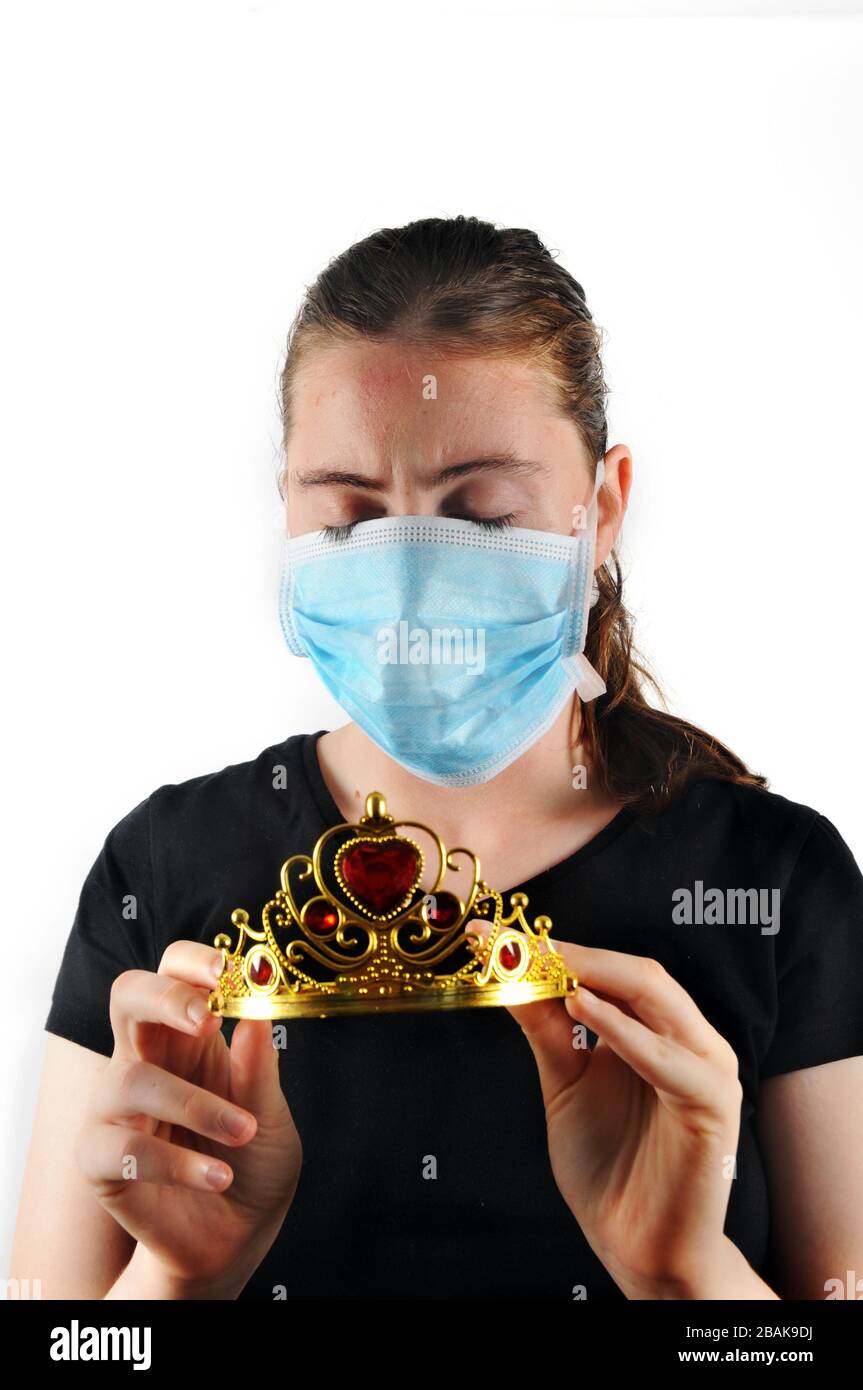 Niña con máscara para protegerla de corona de retención del virus Corona Foto de stock