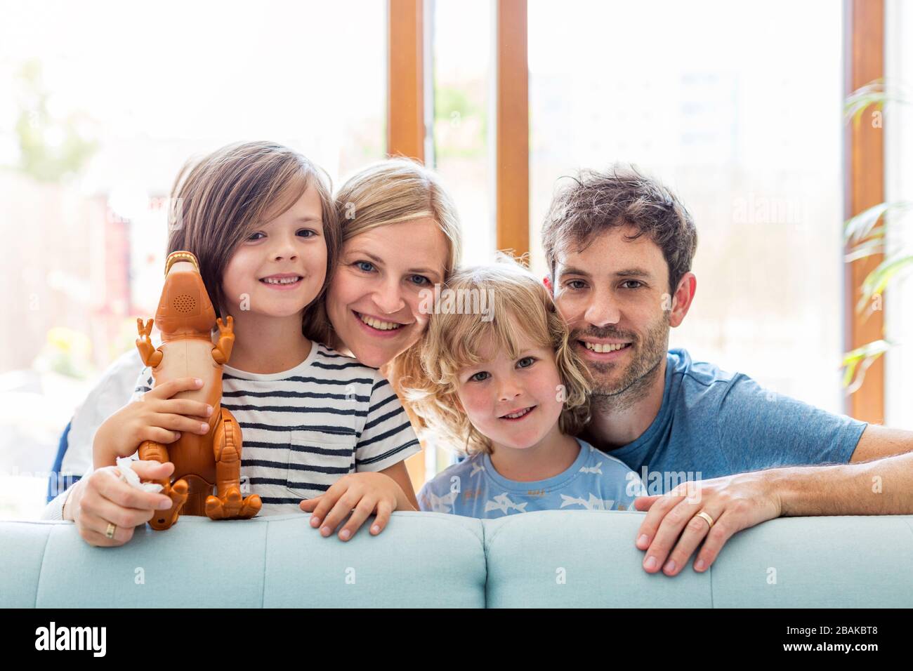 Feliz familia con dos niños pequeños en el hogar Foto de stock