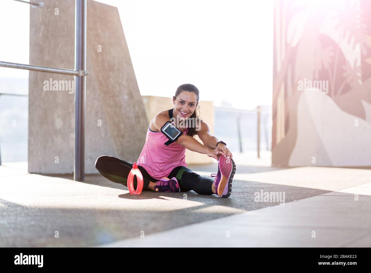 Mujer joven haciendo ejercicio físico en el área urbana Foto de stock