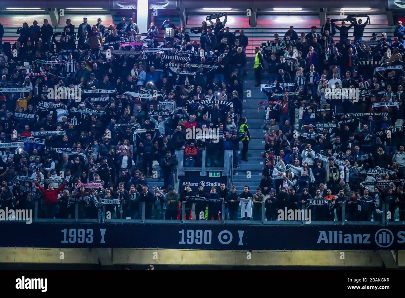 Seguidores de la Juventus durante la temporada de fútbol 2019/20 imágenes simbólicas - crédito de la foto Fabrizio Carabelli /LM/ Foto de stock