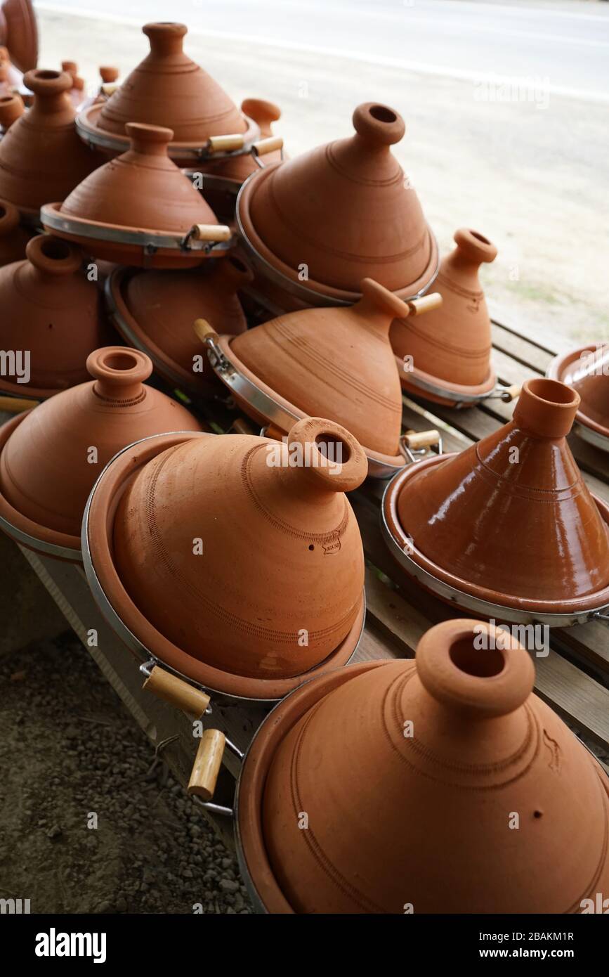 Vendedor de ollas y sartenes tradicionales marroquíes decoradas, Ruta  nacional 2, nuestra N2 de Tetuán a Chefchaouen, Marruecos, Nort, África,  África Fotografía de stock - Alamy