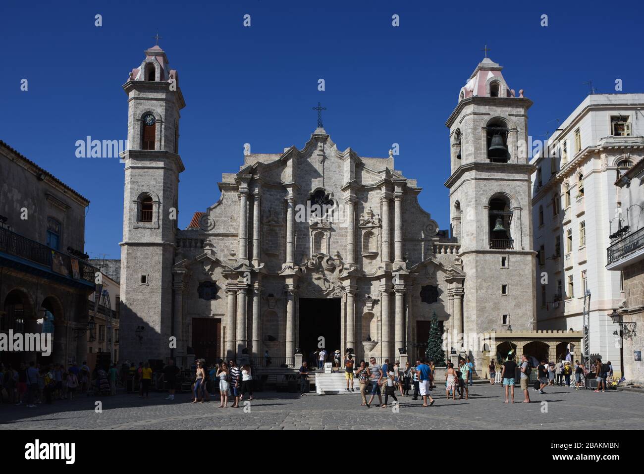 Gente, turistas, plaza, iglesia, 2014, Cuba Foto de stock