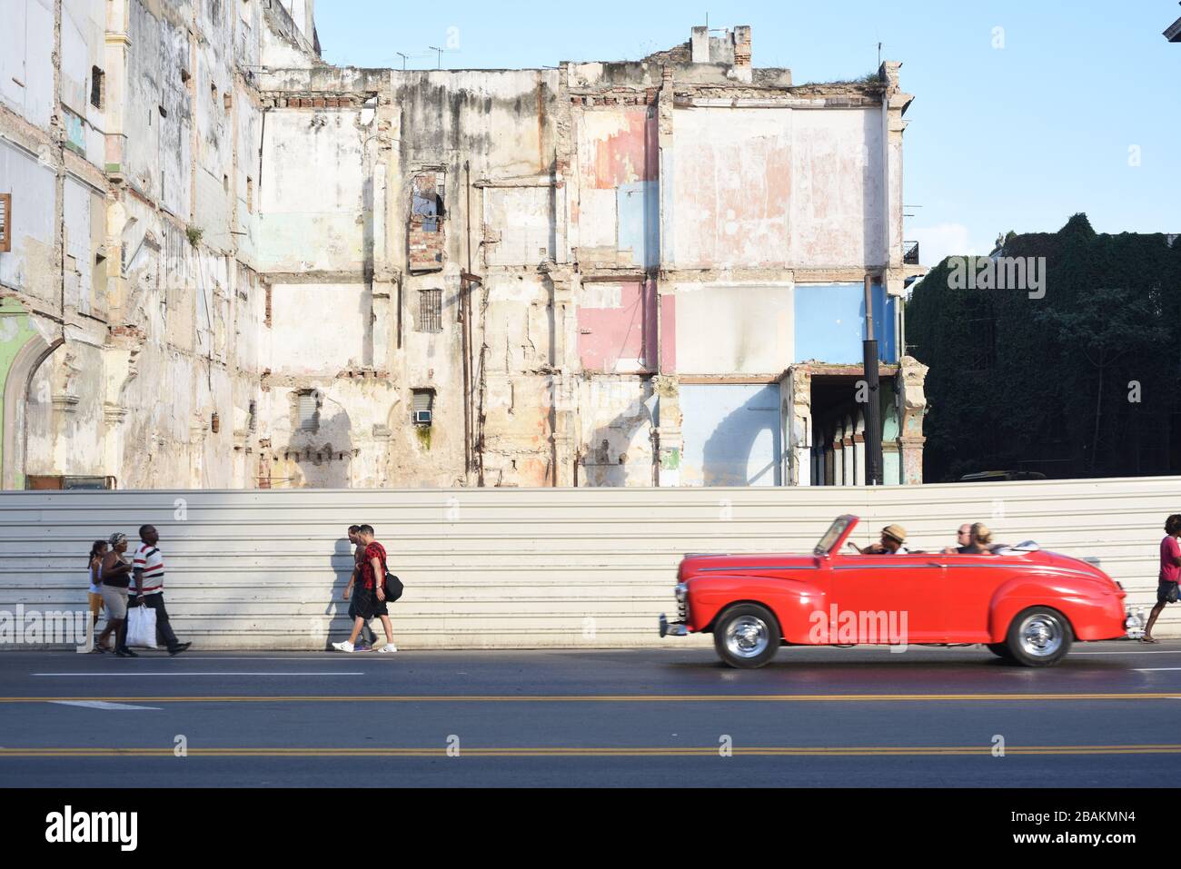 Personas, coche, edificio demolido, calle, 2014, Cuba Foto de stock