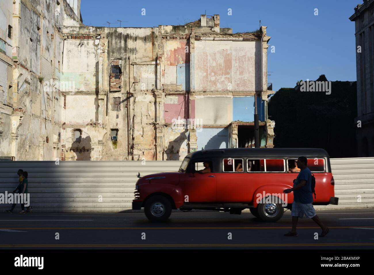 Personas, coche, edificio demolido, calle, 2014, Cuba Foto de stock