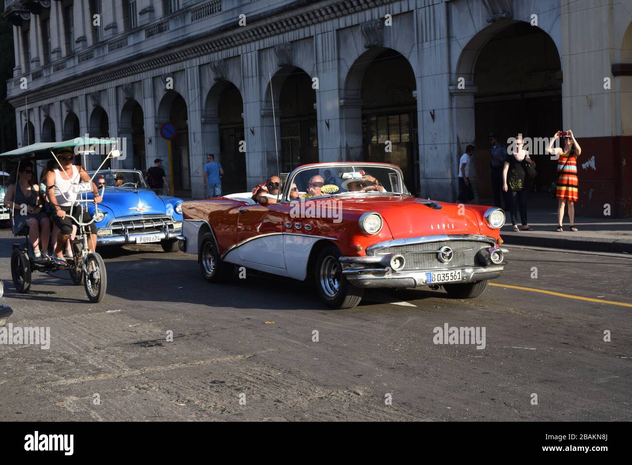 Gente, turistas, coches, arquitectura, 2014, Cuba Foto de stock