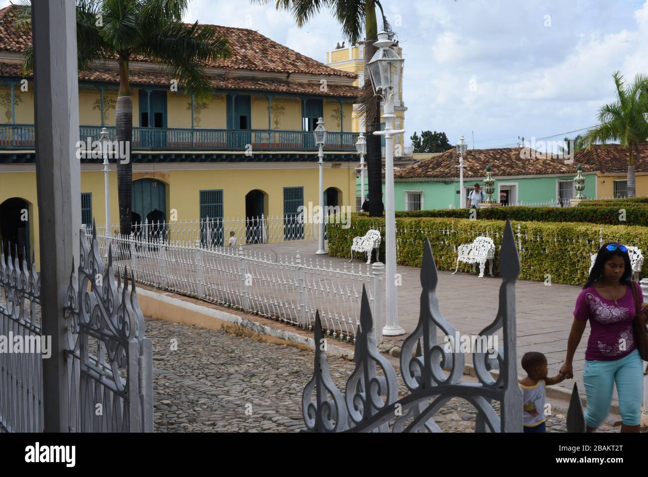 Personas, plaza, edificio, fachada, 2014, Cuba Foto de stock