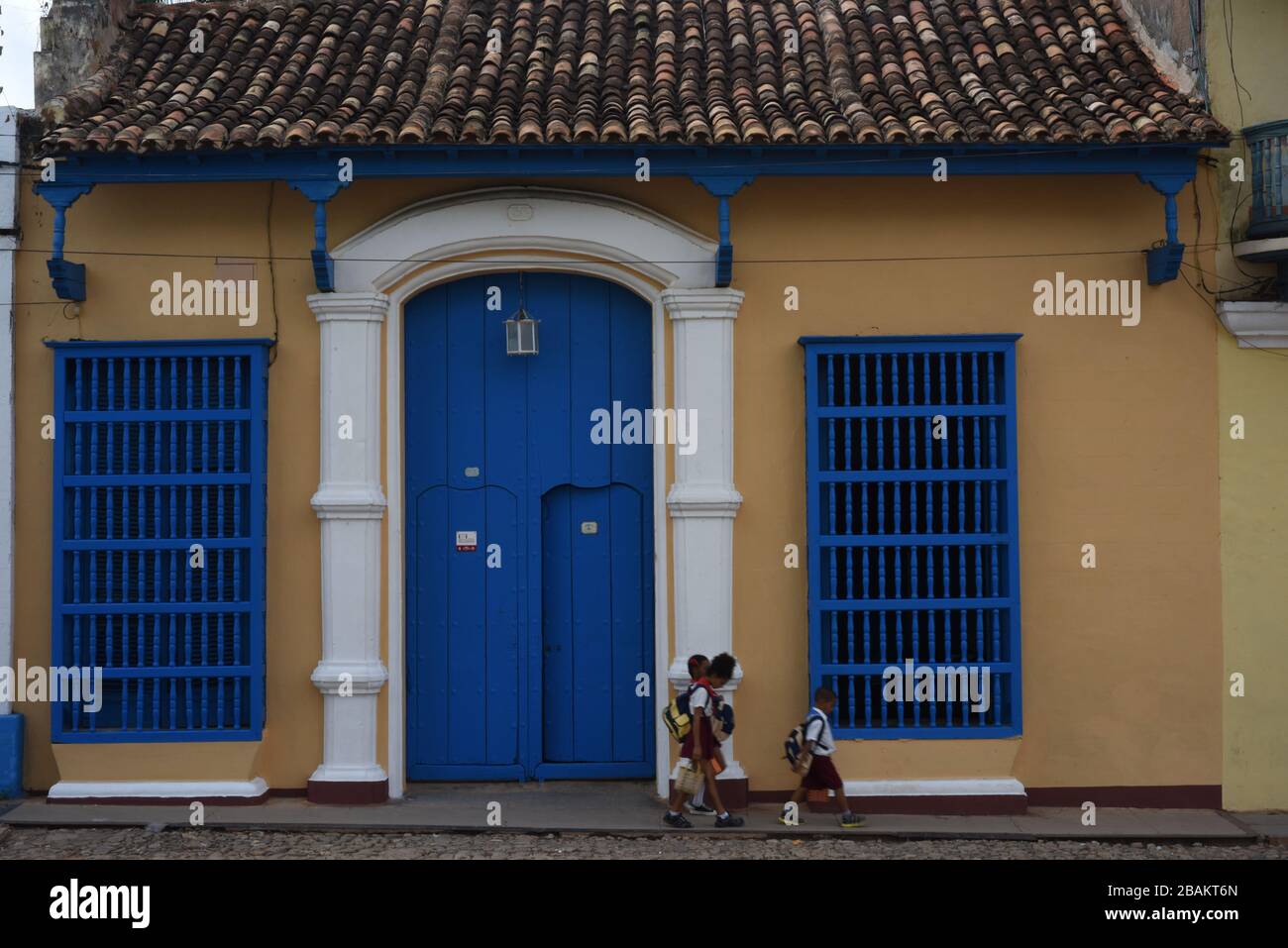 Personas, niños; casa, calle, 2014, Cuba Foto de stock