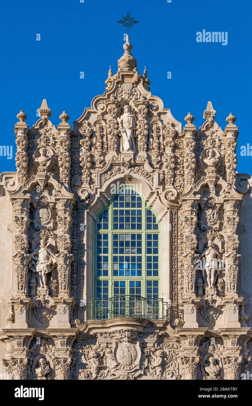 Fachada ornamentada y ventana con elementos arquitectónicos rococó, barroco y español en el edificio de California en el Parque de Bboa, San Diego, California, Estados Unidos Foto de stock